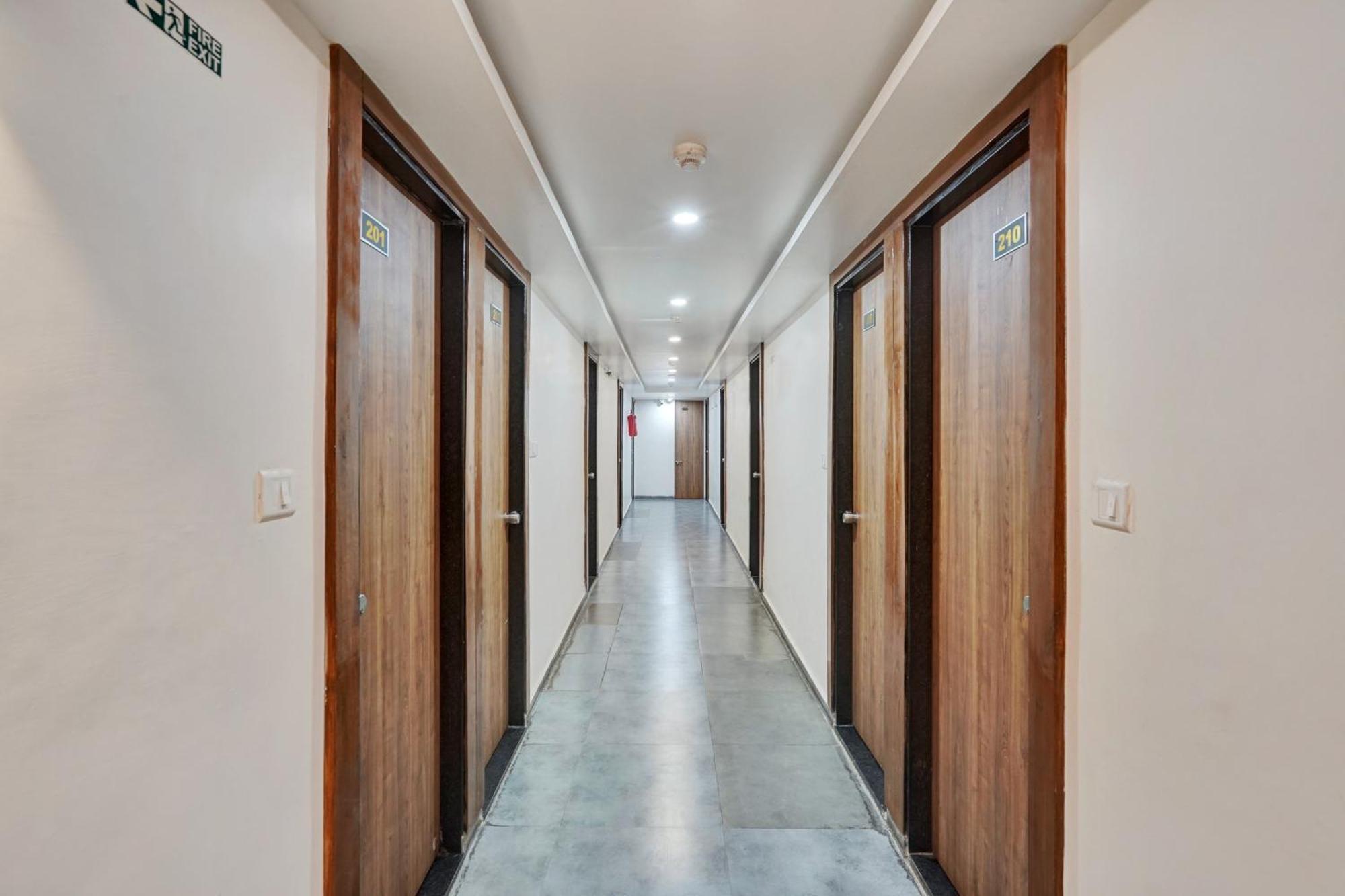 Super Collection O Kudasan Gandhinagar Formerly Hotel Royal Mansion Exterior photo