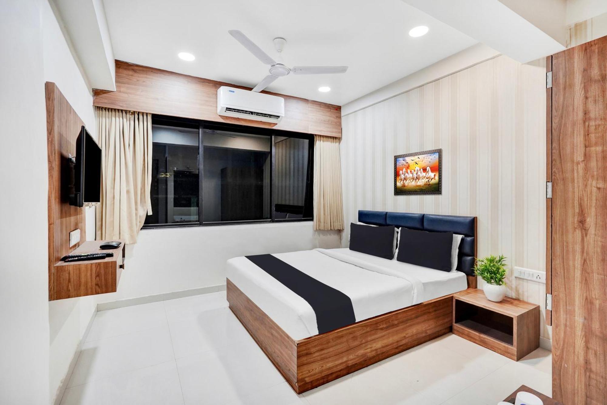 Super Collection O Kudasan Gandhinagar Formerly Hotel Royal Mansion Exterior photo